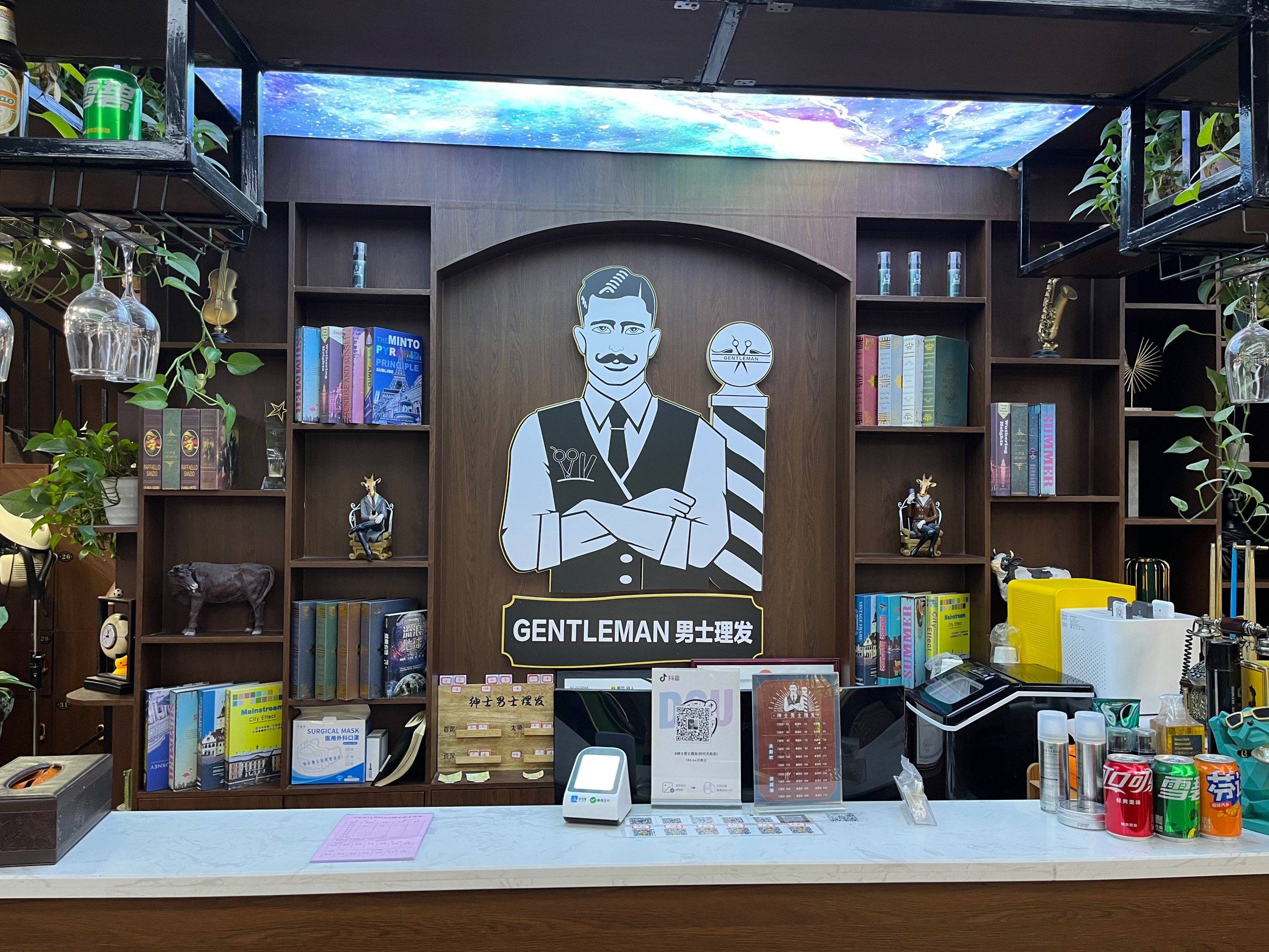 起初,它是贵族和皇室成员的专属服务,通过修整脸部毛发和细致的按摩来