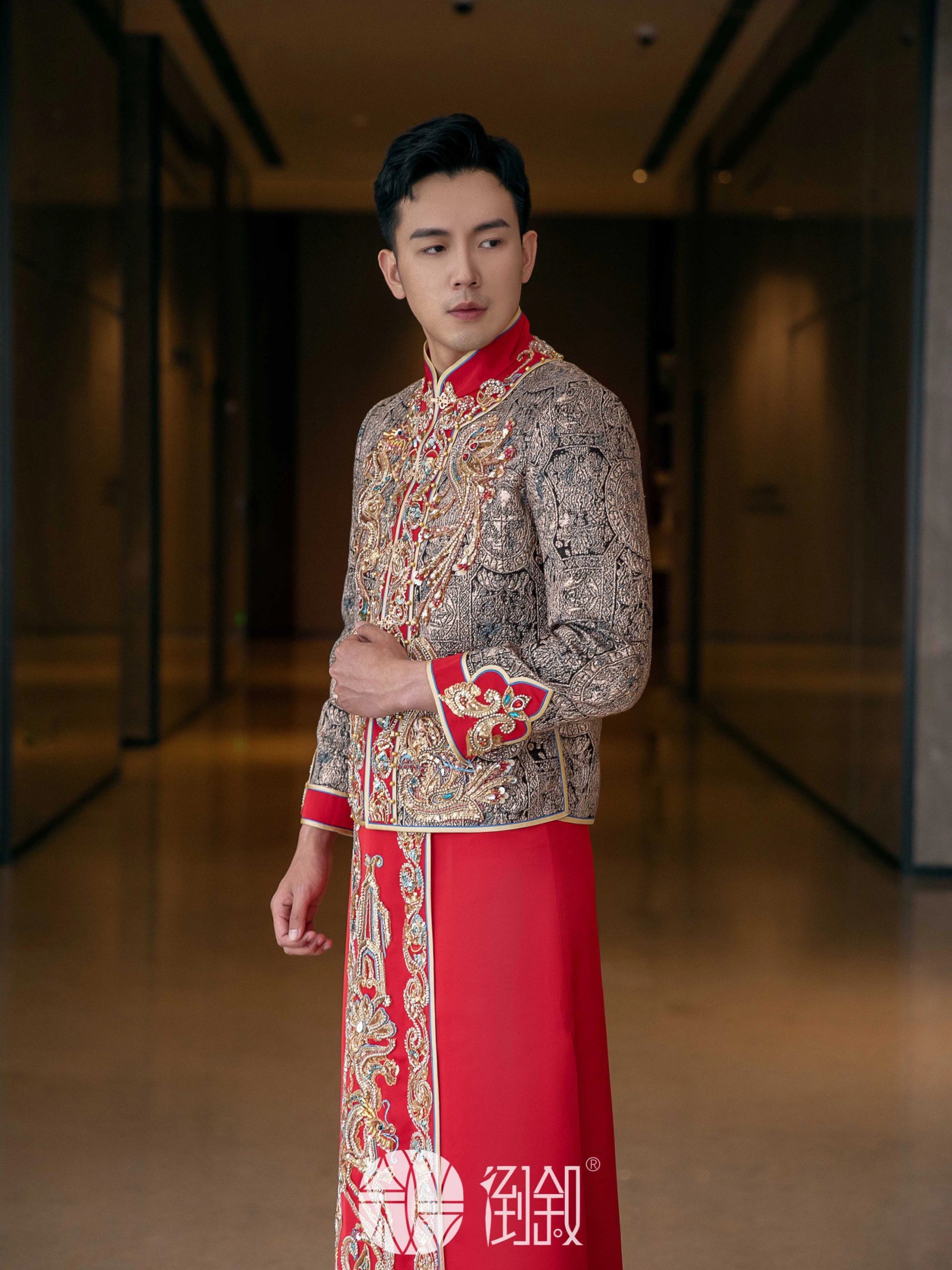 灰黑碰撞大气红色,儒雅贵气而又喜庆华丽;
奢华灰金碰撞喜庆中国红