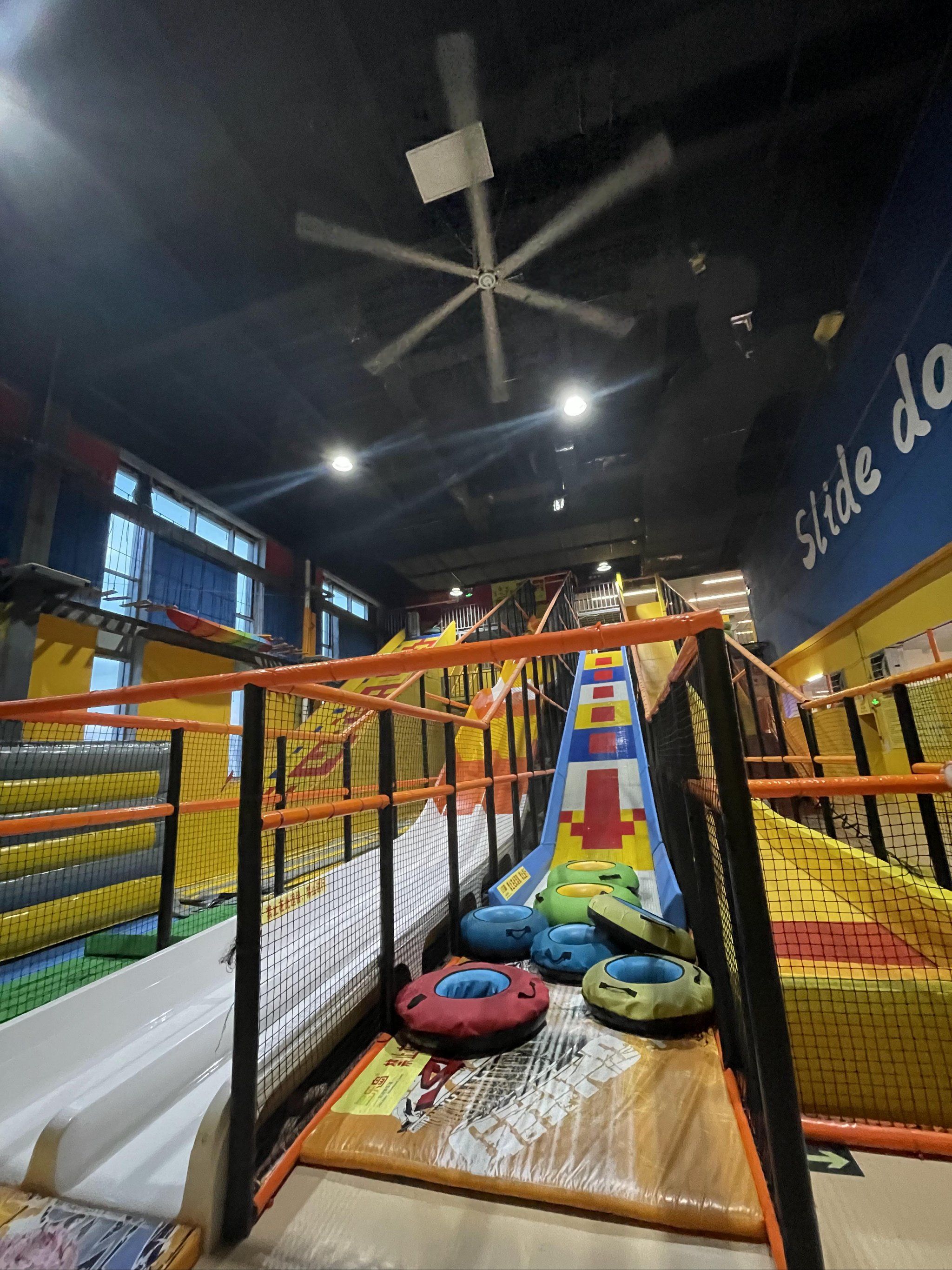 多乐岛蹦床公园浦东店,场地不算特别大,但是也能玩的很尽兴.