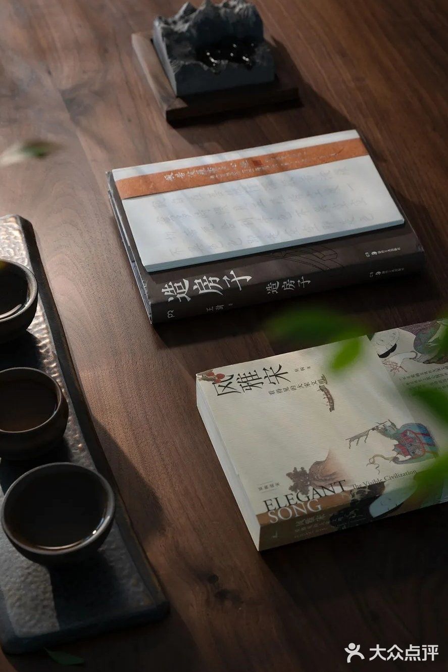 40岁大叔把客厅去掉，装修成极简新中式，新家静谧又美好，喜欢