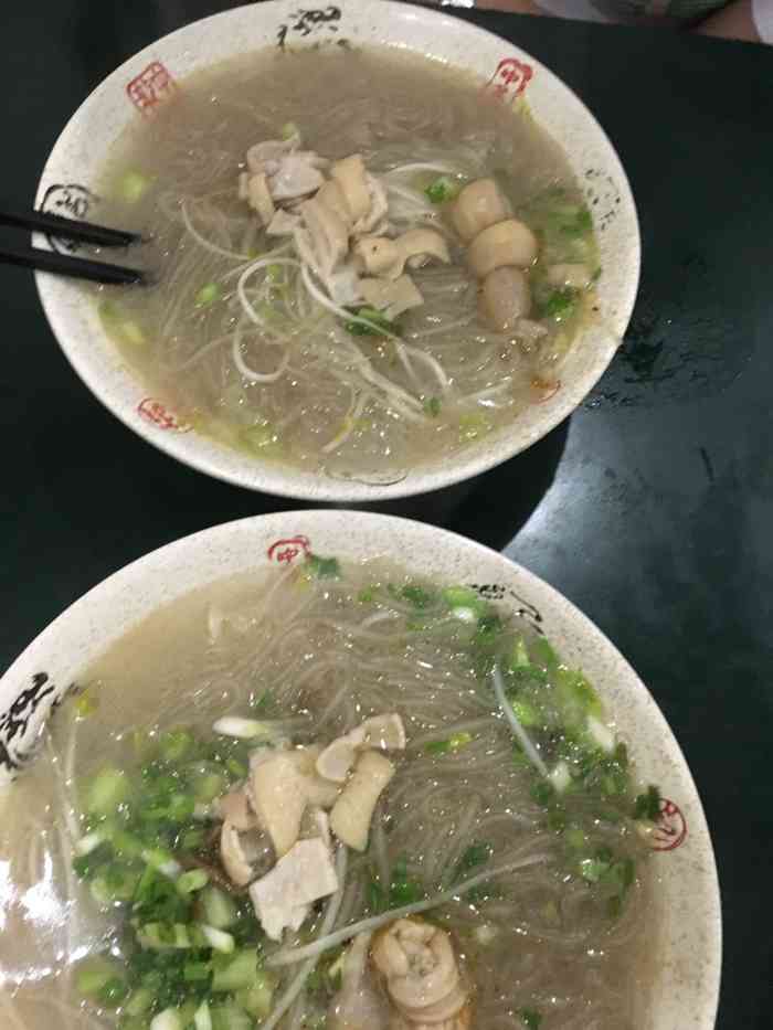 有一个大的节子和碎肥肠片!