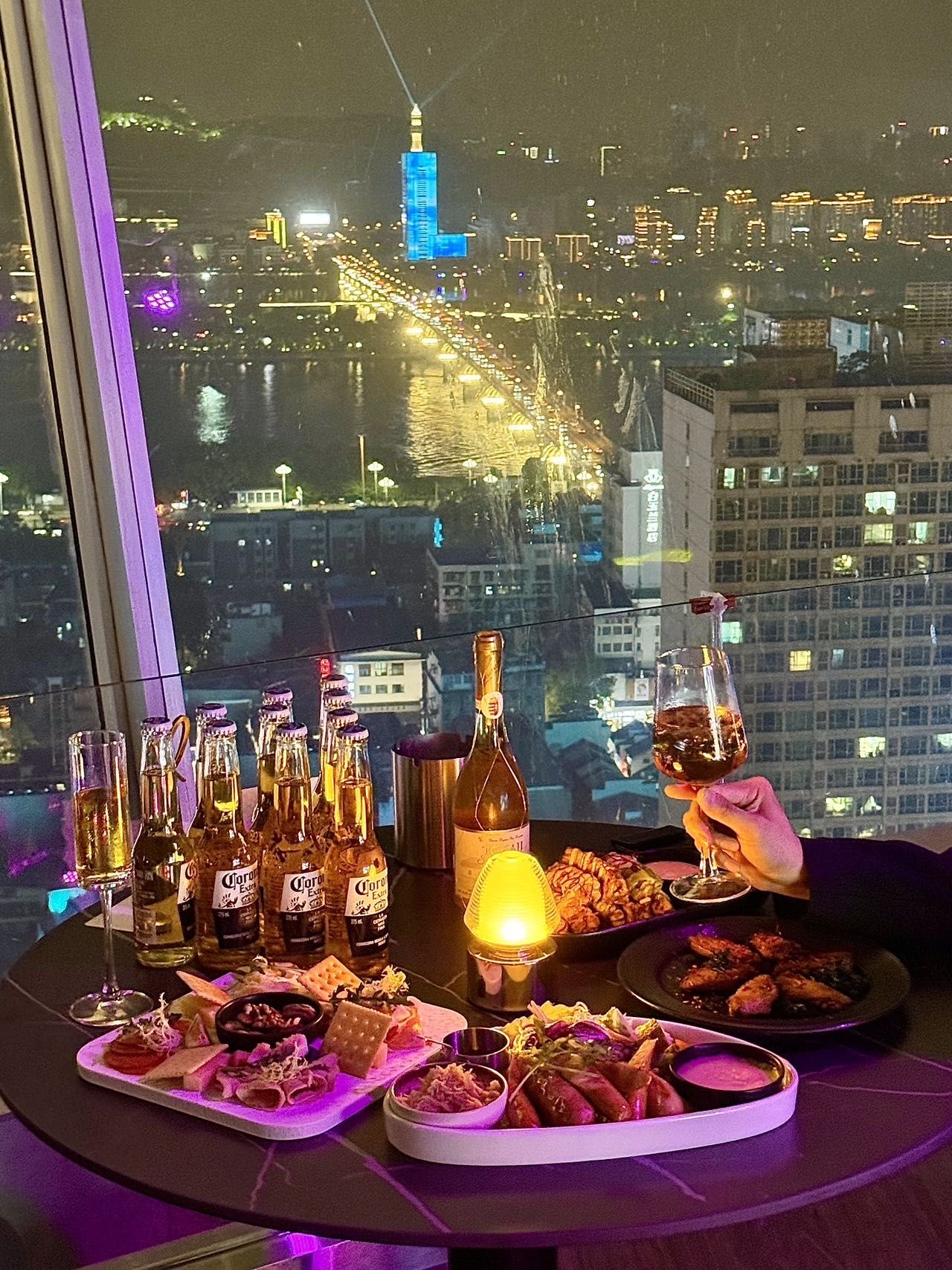 在长沙!花小钱装大杯!高空旋转餐厅94