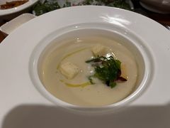 奶油花菜汤配蟹肉面包丁-Golden Lily河内巴黎法越料理餐厅(建国西路店)