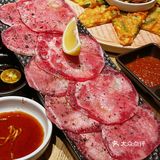 滋滋冒油的烤鳗鱼把隔壁小孩馋哭了 