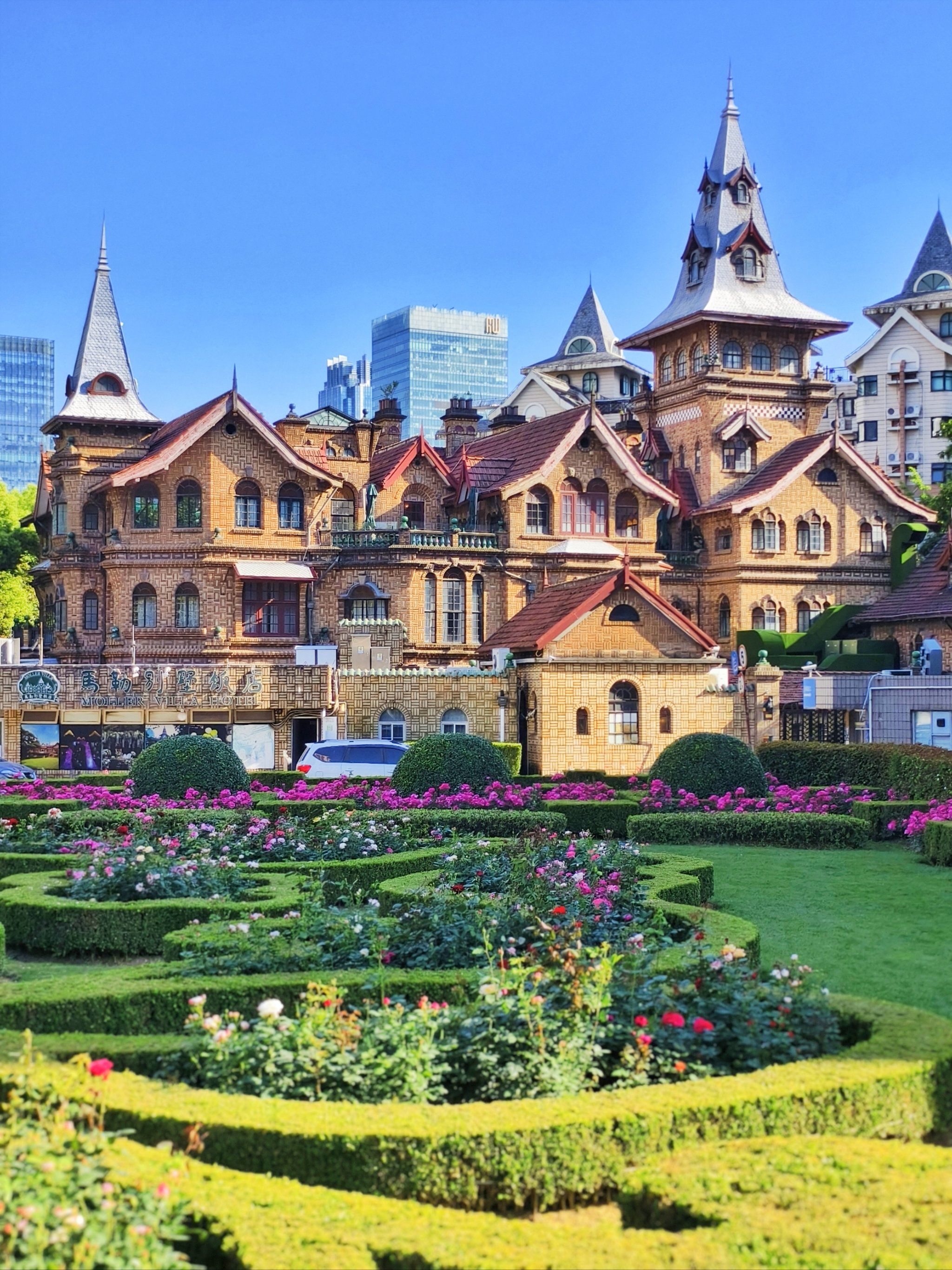 鲜花簇拥的马勒别墅无限接近童话城堡