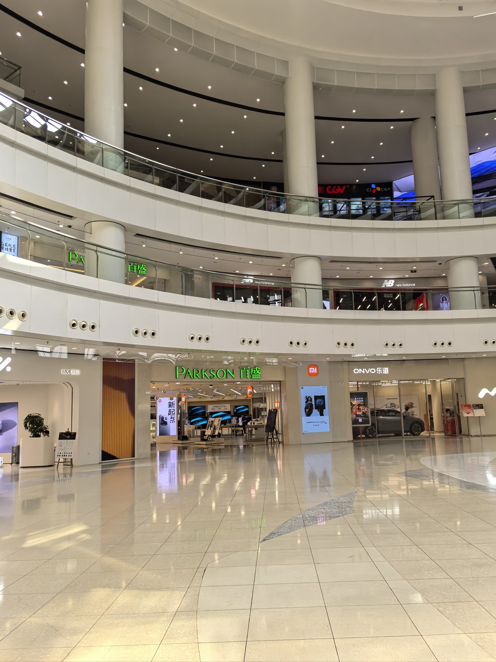n位于上海市闵行区都市路5001号仲盛世界商城一楼至三楼,靠近莘庄