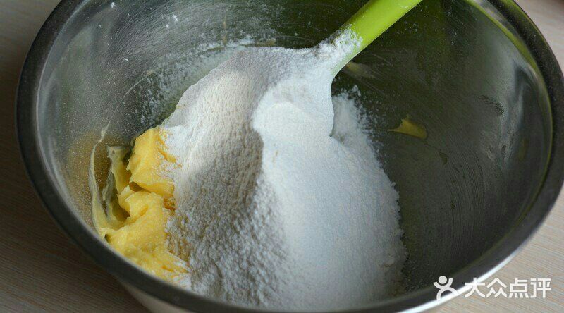 每个挞皮上铺一层锡纸，再撒上烘焙石