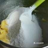 每个挞皮上铺一层锡纸，再撒上烘焙石