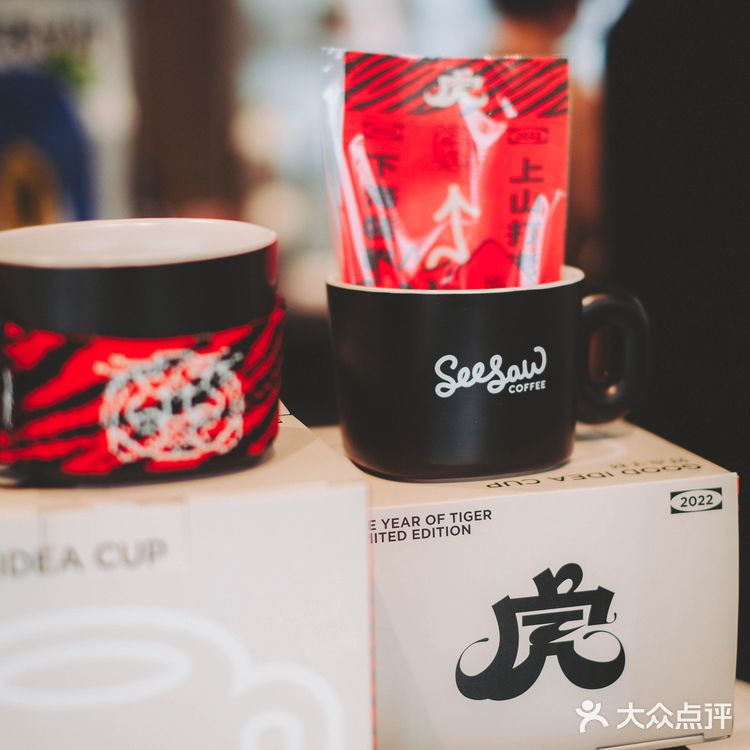 杭州西湖边开了家全玻璃的咖啡馆！