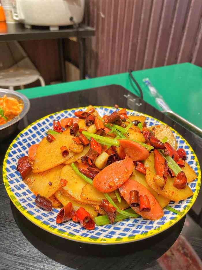 王炸·特色炸炸(粮道街店)-"位置在粮道街小吃街上,文华中学旁边.