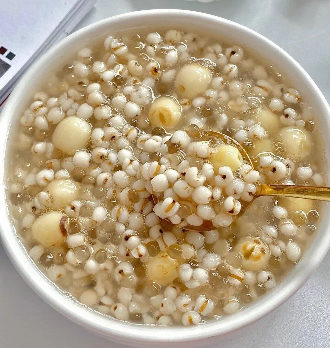 n食材:薏米,西米,莲子,冰糖
做法,薏米锅中炒一下