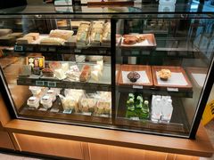 面包甜点陈列柜-星巴克(青岛火车北站候车大厅店)