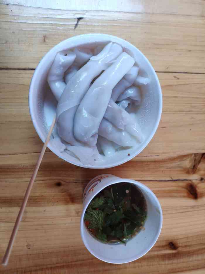 打分 小卷粉是冰凉的,似乎是冷藏过的,然后泡在一个一些酸辣薄荷汁里