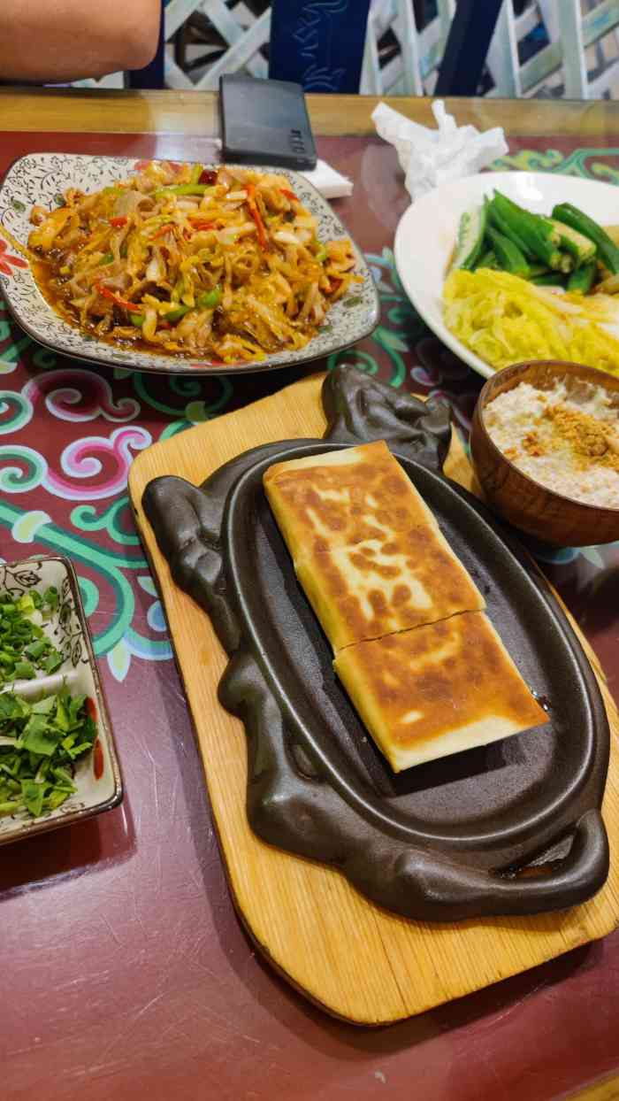 格日勒阿妈(大召店)-"呼市很有名的连锁蒙餐,很有特色,从店铺装.