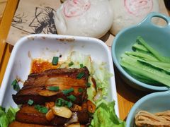 土馒头配大块肉-7017味道工厂(三墩店)