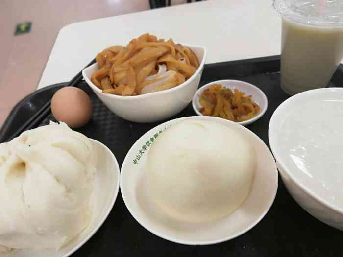 作为中山大学学生,春晖园是不可或缺的记忆组成部分,环境就是食堂,没