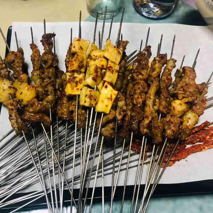 德惠三分熟烧烤-"朋友带着过来的,有点像咖啡屋.里面卖的都.