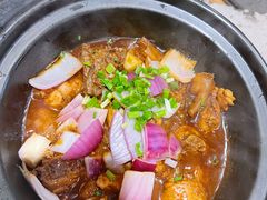 砂锅公鸡煲-破瓦寒窑·地摊烤羊排