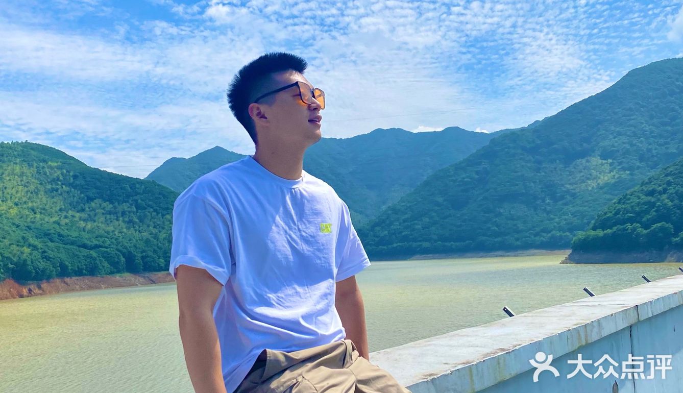 在山脚野营