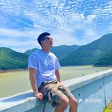 在山脚野营