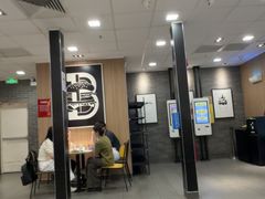 -麦当劳(上海虹桥站30B检票口楼上)