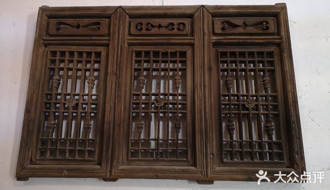【环境】店内环境简单别致，整体以竹质结构为铺设～门框