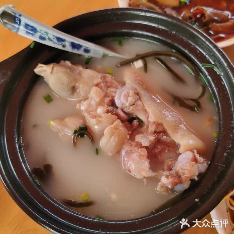 两店是邻居。猪蹄：做得稀巴烂，很不错，只是沾碟不辣