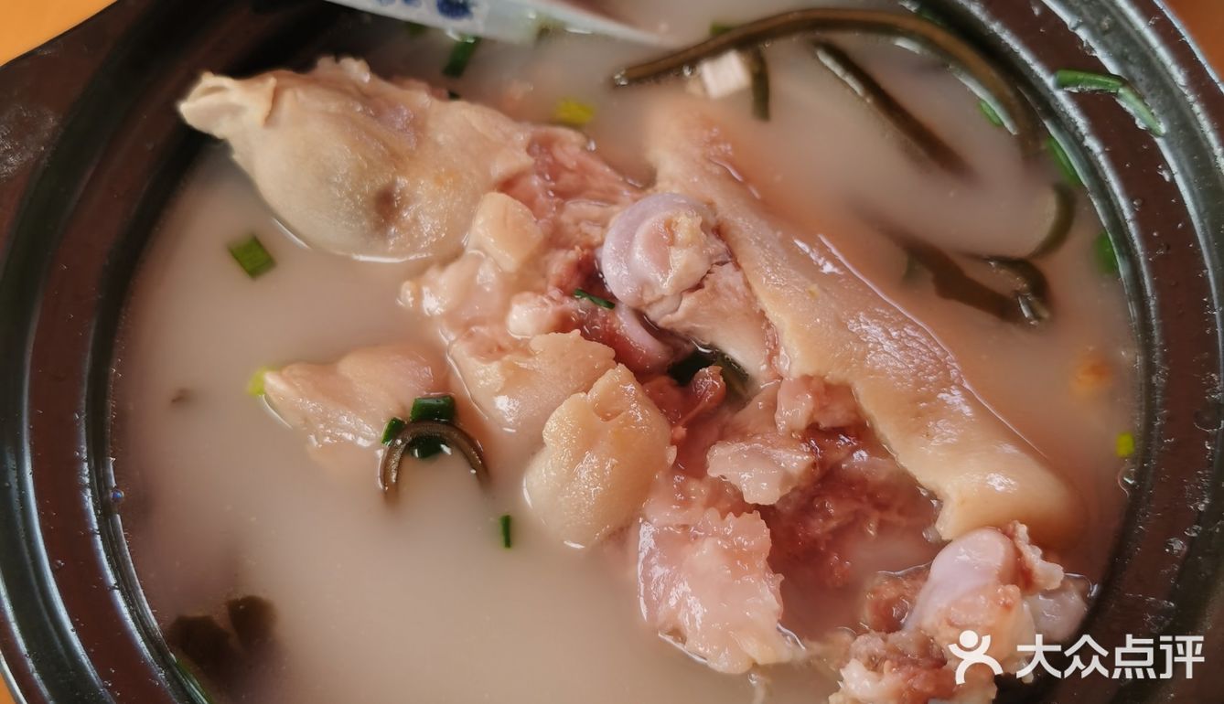 两店是邻居。猪蹄：做得稀巴烂，很不错，只是沾碟不辣