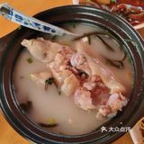 两店是邻居。猪蹄：做得稀巴烂，很不错，只是沾碟不辣