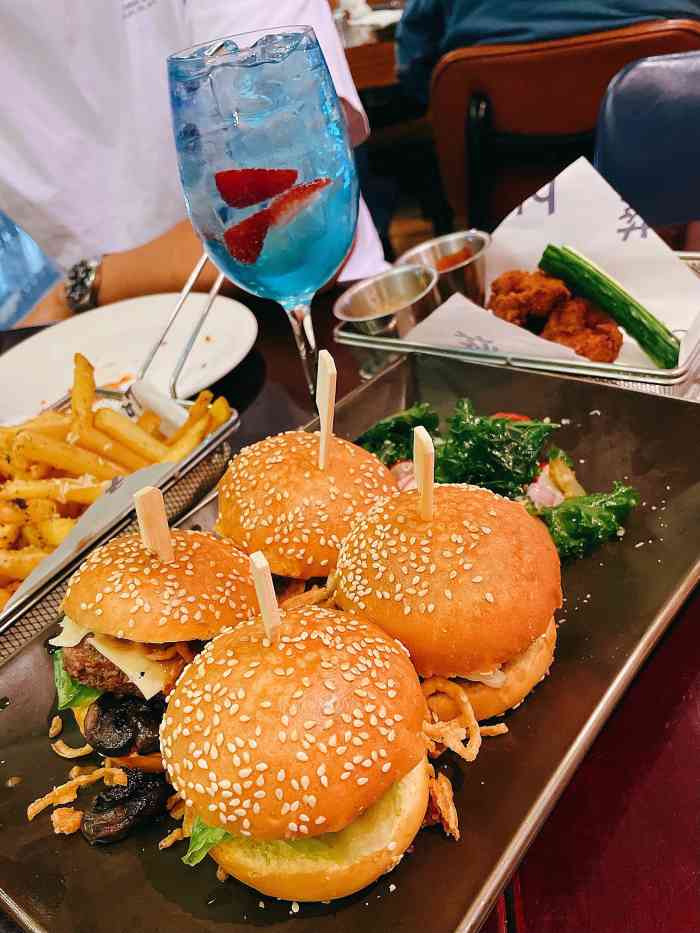 bluefrog蓝蛙(三里屯太古里店)-"周一的晚上人超级多,八点左右还需要