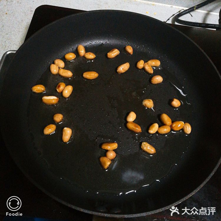 老干妈是灵魂，花生米是伴侣的拍黄瓜。