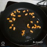 老干妈是灵魂，花生米是伴侣的拍黄瓜。