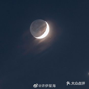 天空正在上演一场“星月恋”