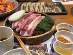 -草家酱蟹炭火烤肉店(珲春南路一店)