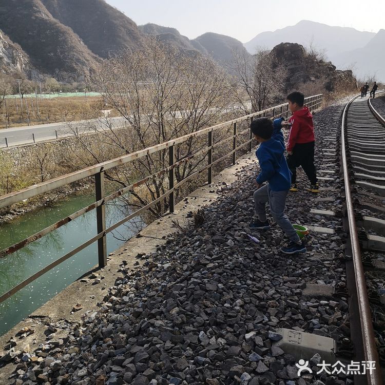 火车道徒步，隧道探险，顿时感慨，应该好好学学拍照了[调皮]