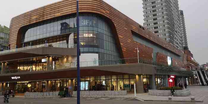 百信时尚街-西门-"百信广场的西区是新开了没几个9715的一个.