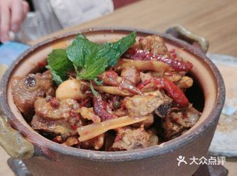我点了他们家的比点菜酸笋辣子鸡味道很小饭