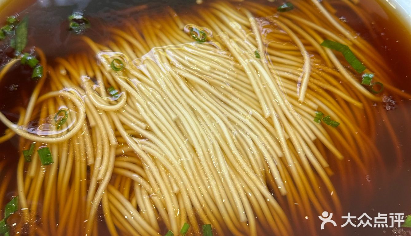 酱汁完全渗进了肉里，咸香中带点微甜