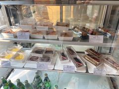 面包甜点陈列柜-老梦面包 CHEZMOREL(三源里店)