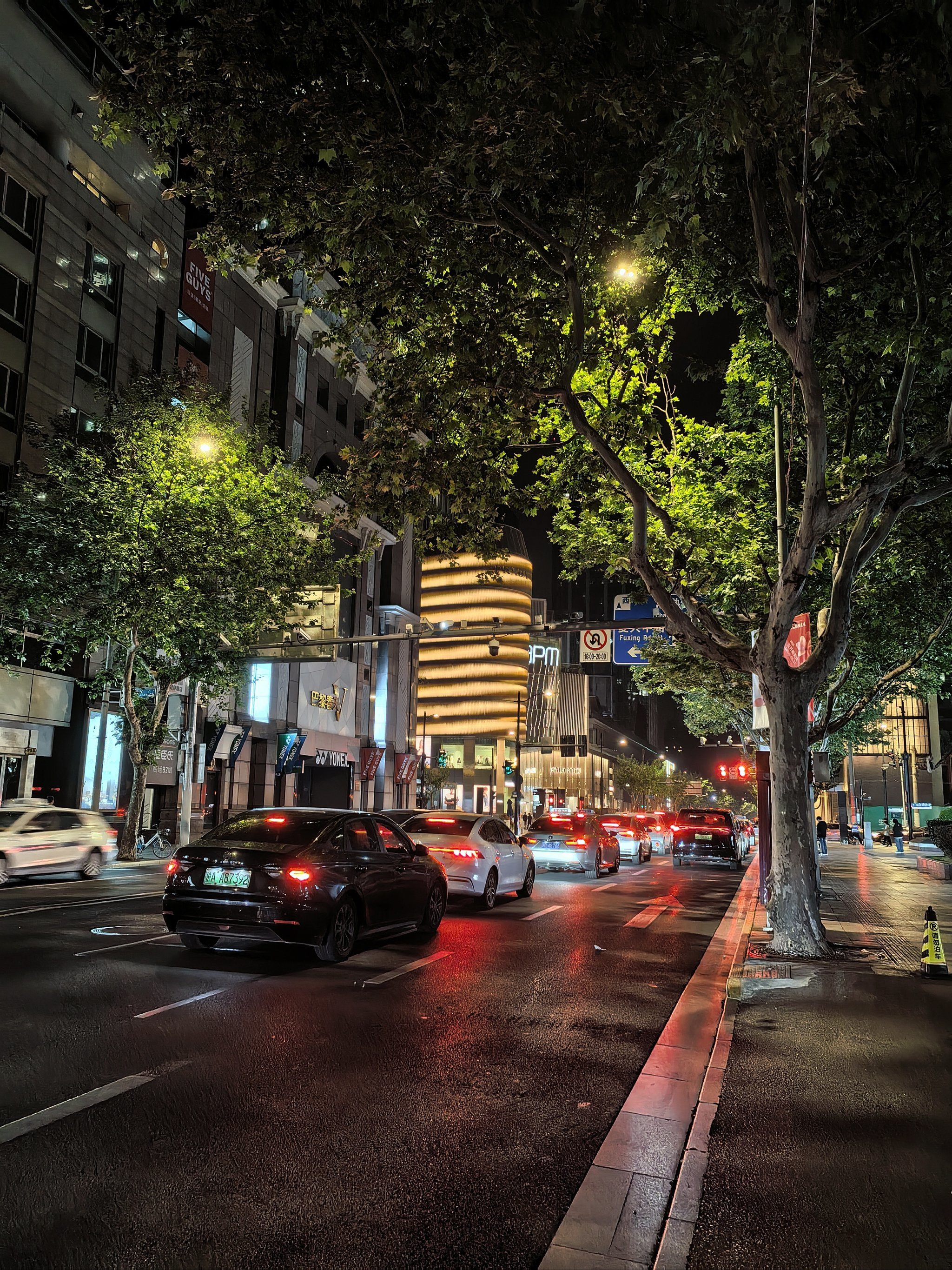 夜晚的繁华街头