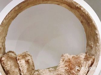 商场二楼的展览空间，UGG纵“茸”空间快闪展