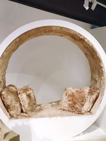 商场二楼的展览空间，UGG纵“茸”空间快闪展