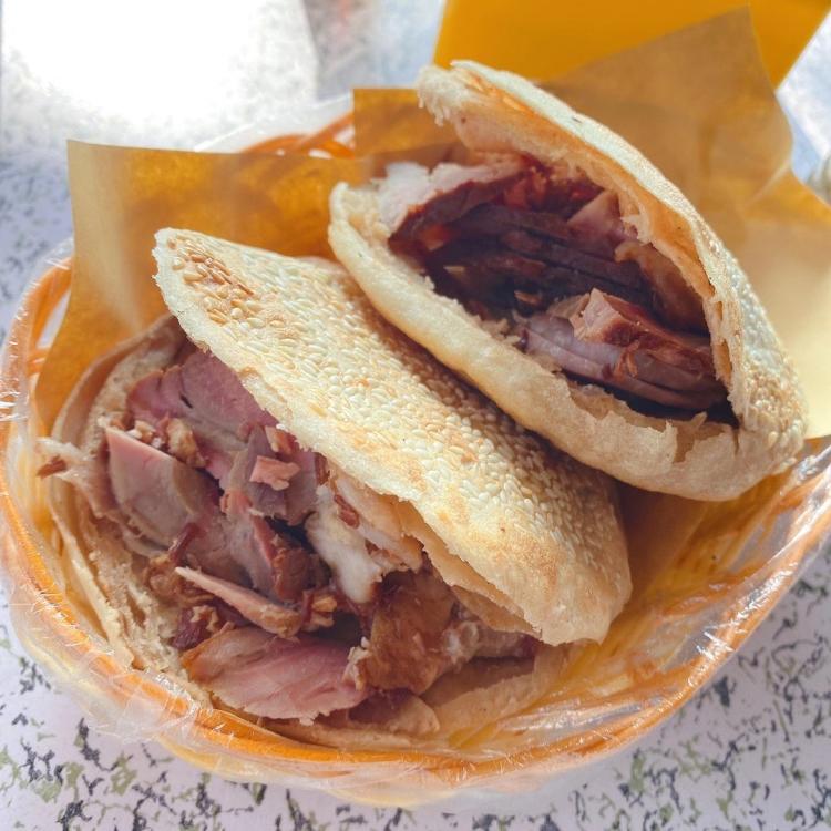 牛记烧饼夹肘子-"开了1小时的车65公里就为这一口97真.