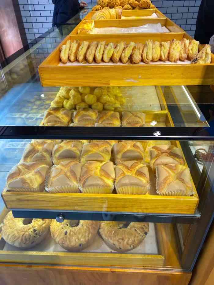 金麦糕点-"新开的糕点店 店面不大但是看起来很干净 .
