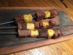 红柳羊肉串-阿里家·新疆烤肉酒場 by MIG