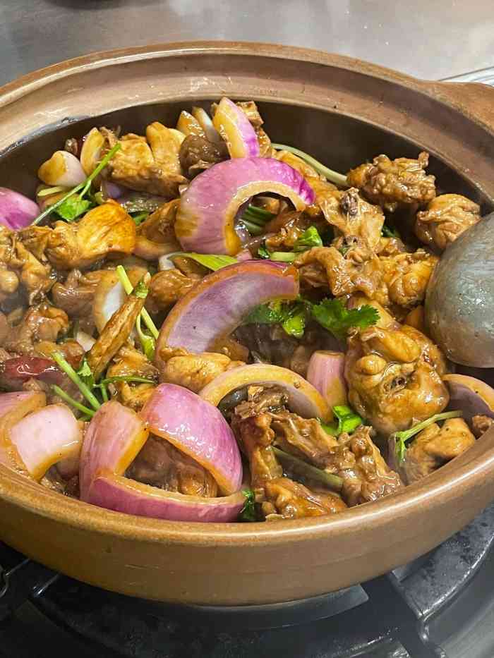 以前都在向西村吃鸡煲朋友推荐吃胡须佬皇岗总店定的包厢环境还不错