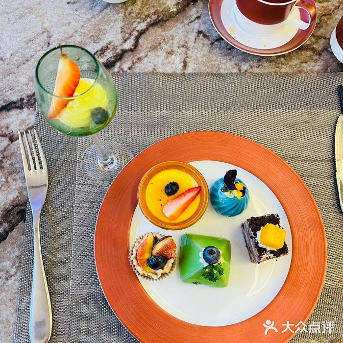 东莞旗峰山酒店及行政公寓·莱斯西餐厅图片