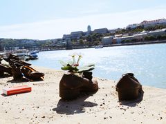 -多瑙河畔鞋履雕塑