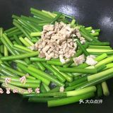 蒜苔炒肉🍲健康营养🐰10分钟就能做好。