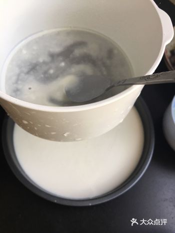外皮软糯。里面香甜。奶油和水果的中和反应。赞